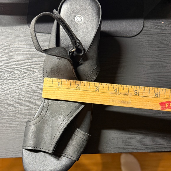 Elegant Black Wedge Sandals with Cork Detail - Picture 6 of 7